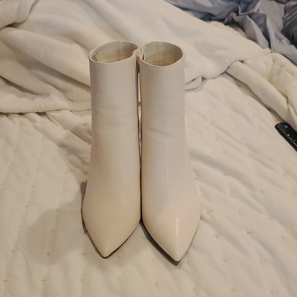 NWOT White Madden Girl Cody ankle boots size 11